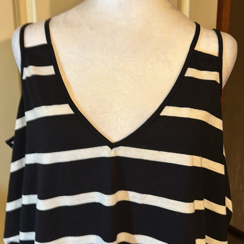 Black & white stripped cold shoulder w/2 straps
Gently worn perfect condition